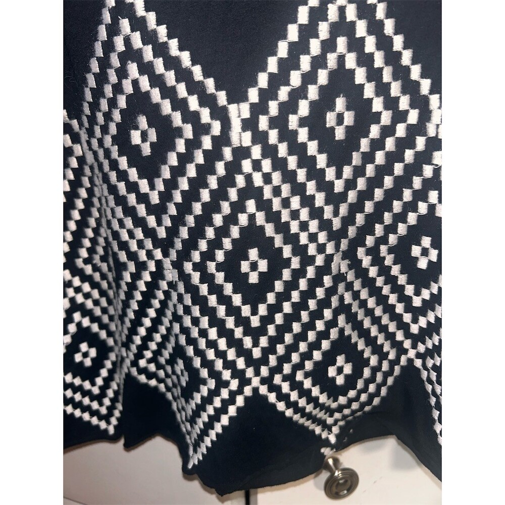 BCBGMAXAZRIA Tunic Top Womens XL Black White Geometric Embroidered V-Neck - Picture 5 of 8